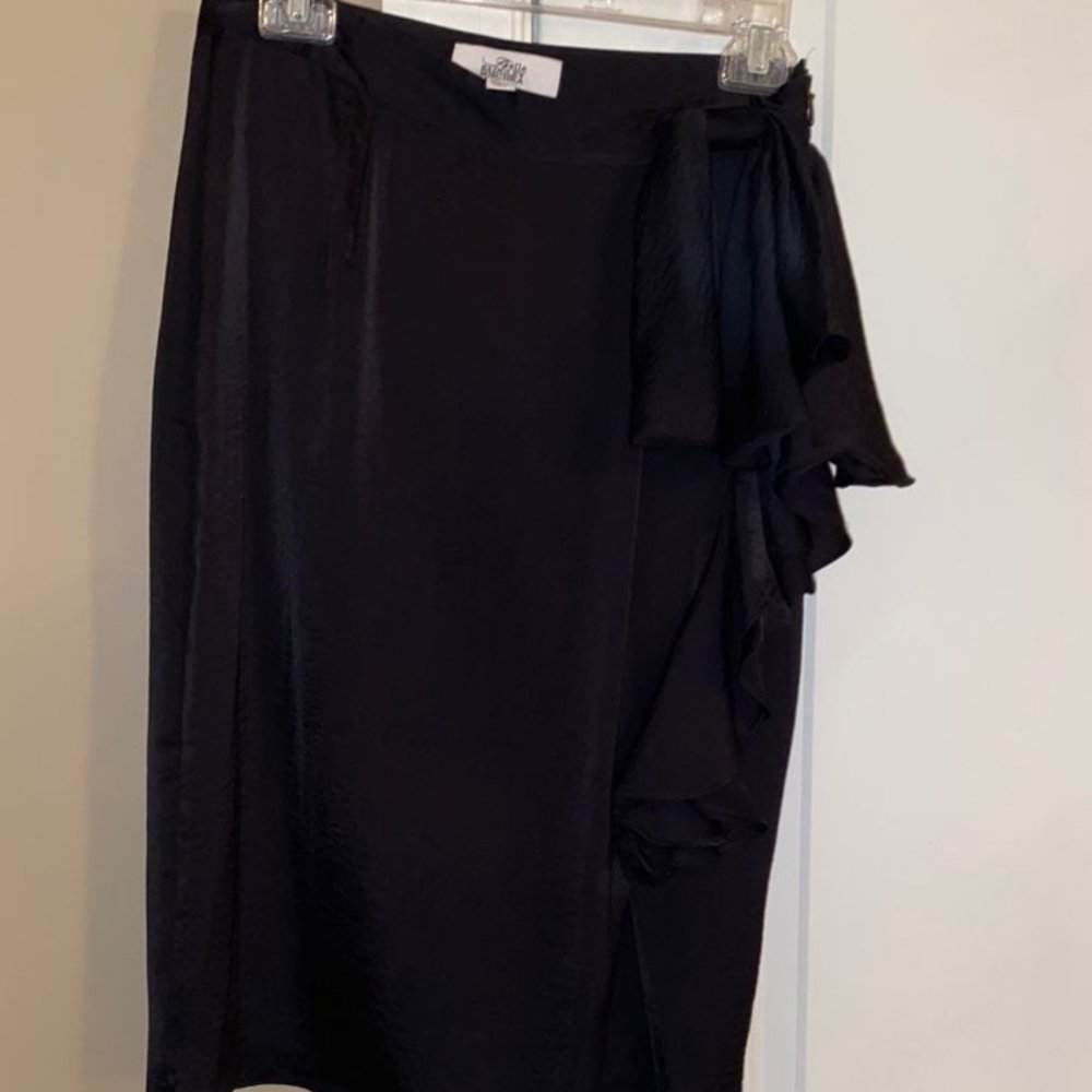 Badgley Mischka skirt size 6 (Brand new)